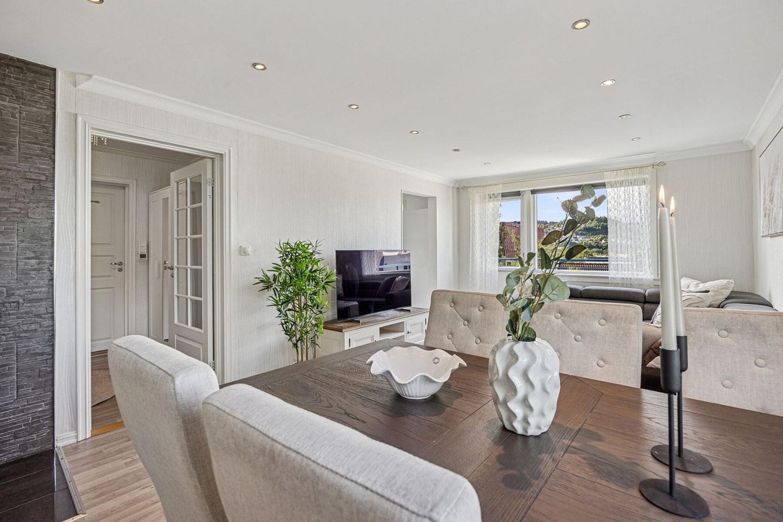 Leiligheten har en gjennomtenkt planløsning og inneholder separat kjøkken, romslig stue, bad, to store soverom med gode oppbevaringsmuligheter, entré, solrik balkong samt to utvendige boder. Galleribilde