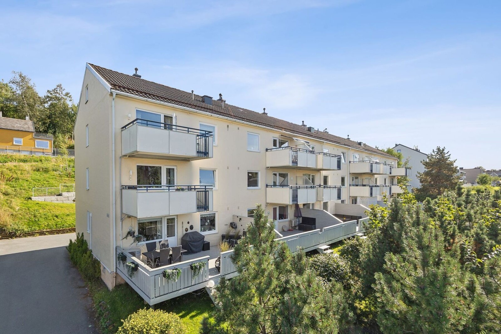 Svært gode bussforbindelser med bla. 2-3 minutter å gå til stort metrobusstopp. Flere bussholdeplasser innen minutters gange. Det er lave felleskostnader på kr. 2 250,- per måned. Galleribilde