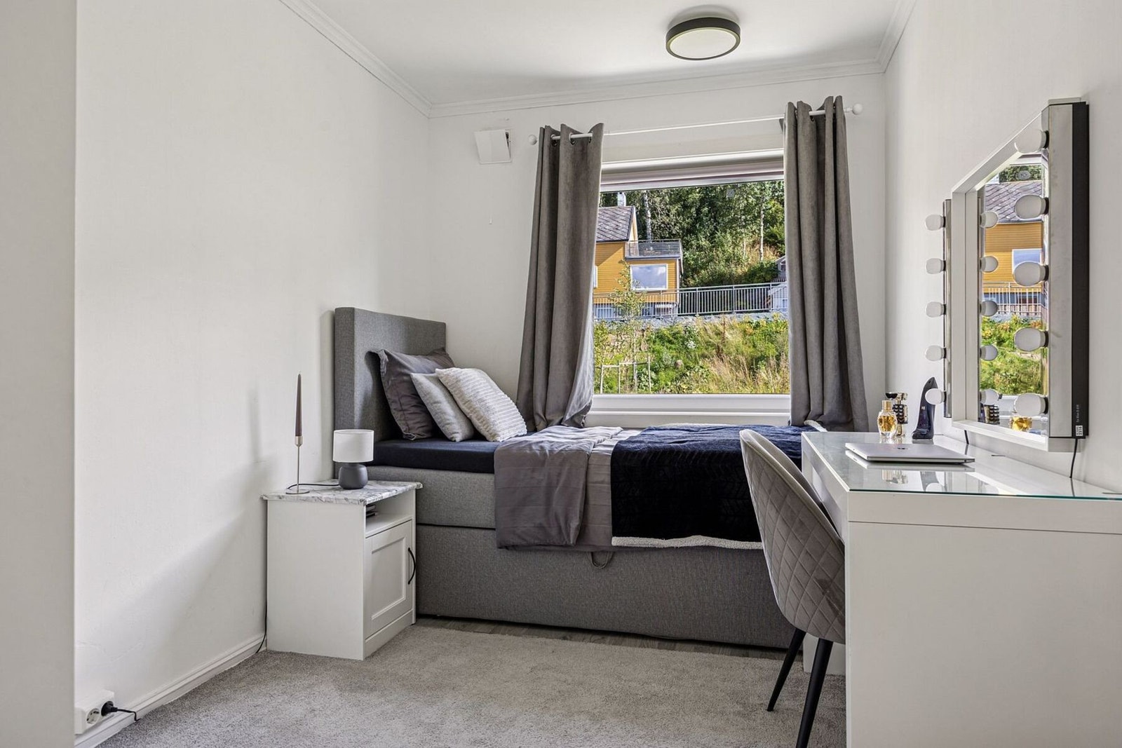 Det andre soverommet er på ca. 7,6 m² og vender mot rolige omgivelser. Galleribilde