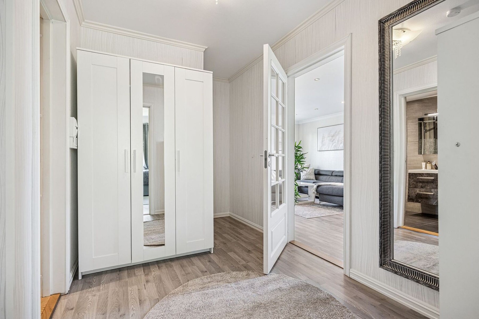 Her er det god plass til å henge fra seg yttertøy og sette fra seg sko, samtidig som rommet oppleves ryddig og innbydende. Galleribilde