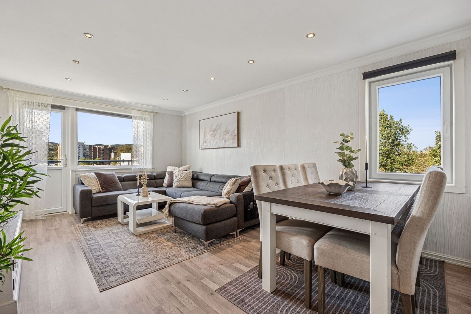 Leiligheten ligger i 3. etasje med praktisk endebeliggenhet, og kombinerer en moderne standard med usjenerte sol- og utsiktsforhold. Galleribilde