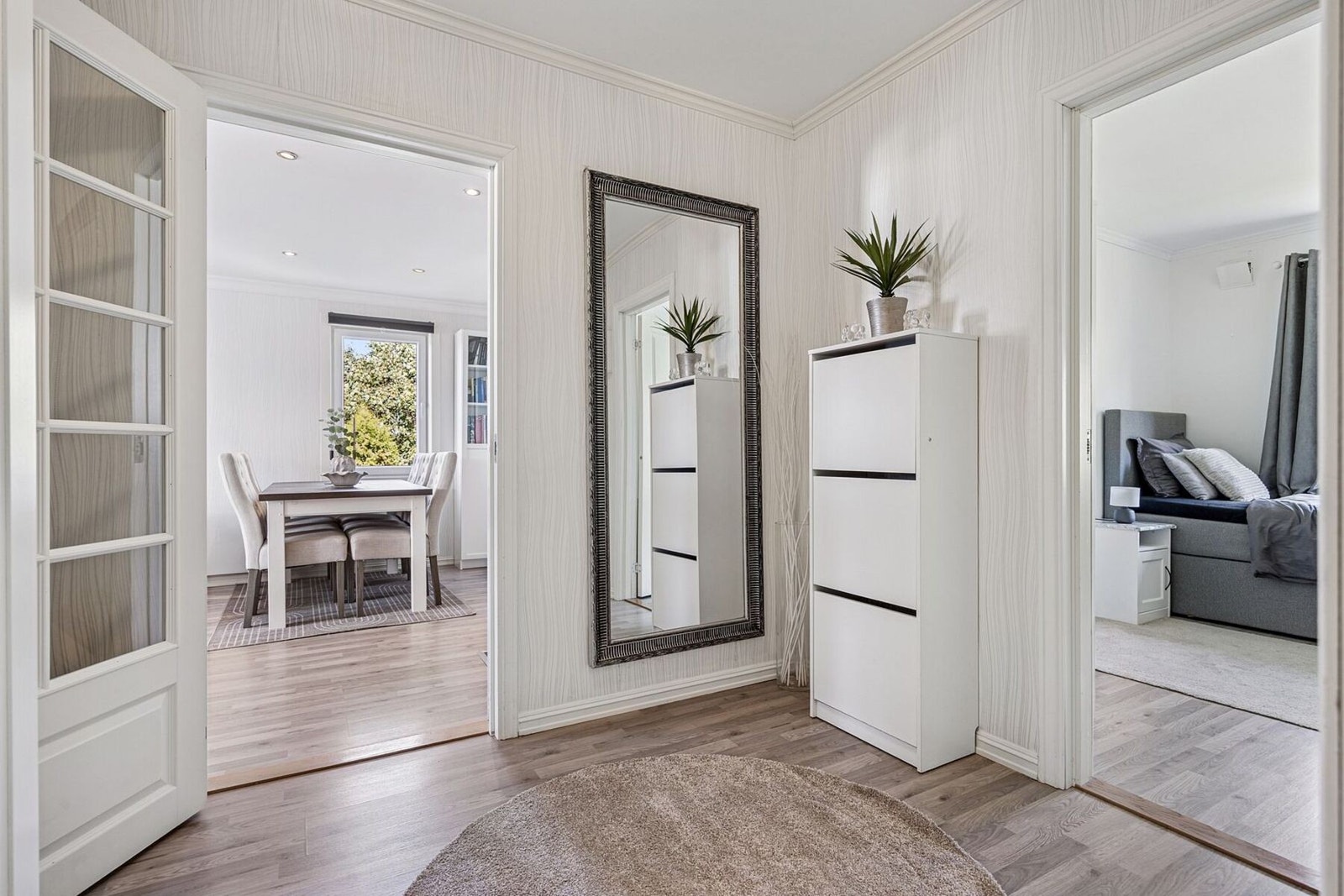 Lyse overflater bidrar til en trivelig atmosfære, og gir et funksjonelt og velkomment areal som binder boligen sammen på en naturlig måte Galleribilde