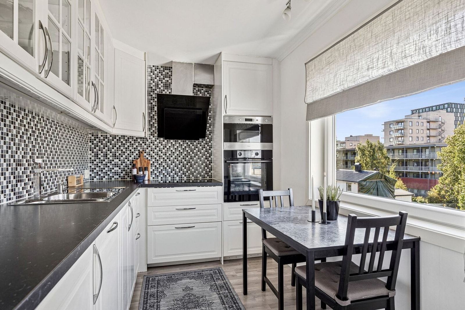 Kjøkkenet på 8,3 m² ble smakfullt oppgradert i 2015 og fremstår i dag som et lyst, moderne og funksjonelt rom. Galleribilde