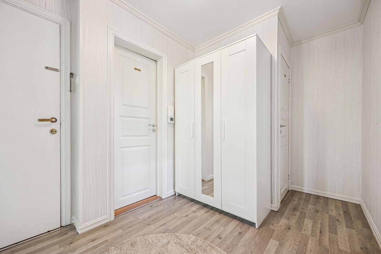 Boligen har et lyst og luftig inngangsparti som gir et godt førsteinntrykk. Galleribilde