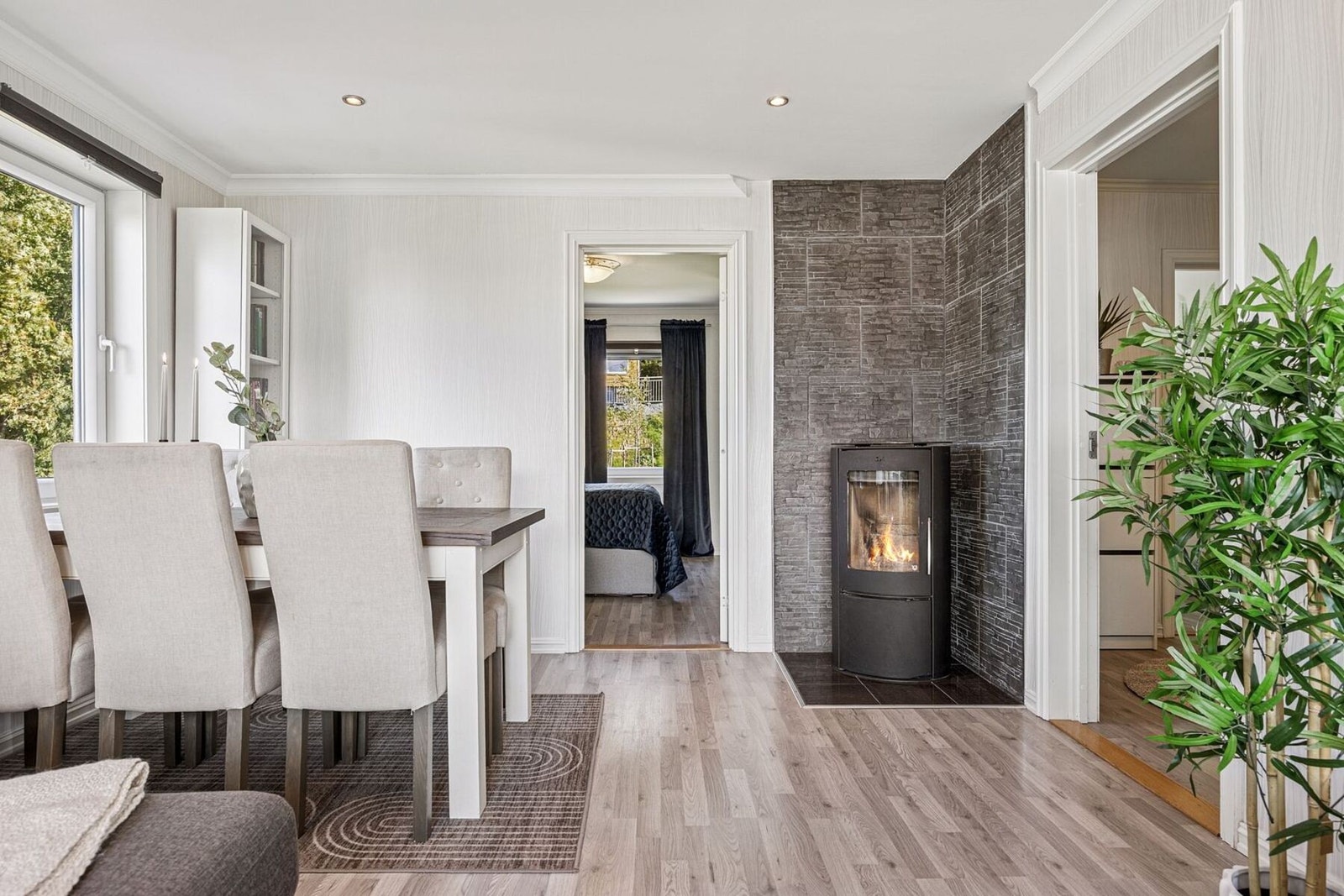 Peisovnen gir en lun atmosfære samtidig som den bidrar til energieffektiv oppvarming. Galleribilde