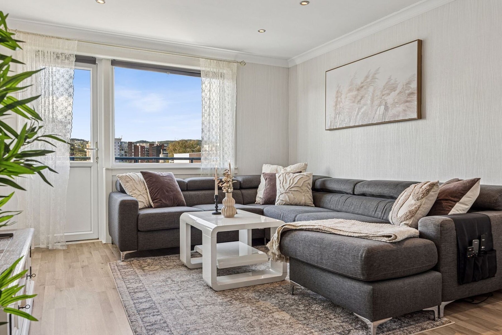 Store vindusflater sørger for rikelig med naturlig lys, som gir leiligheten en lys og luftig atmosfære Galleribilde