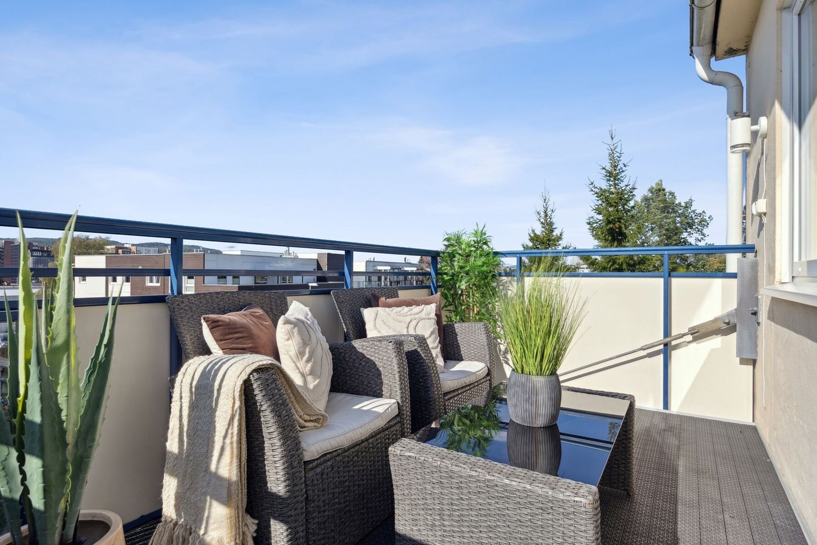 Leiligheten har en vestvendt og solrik balkong med en attraktiv plassering i byggets 3. etasje - vendingen mot vest gir fantastiske solforhold fra tidlig ettermiddag til solnedgang på sommerhalvåret. Galleribilde