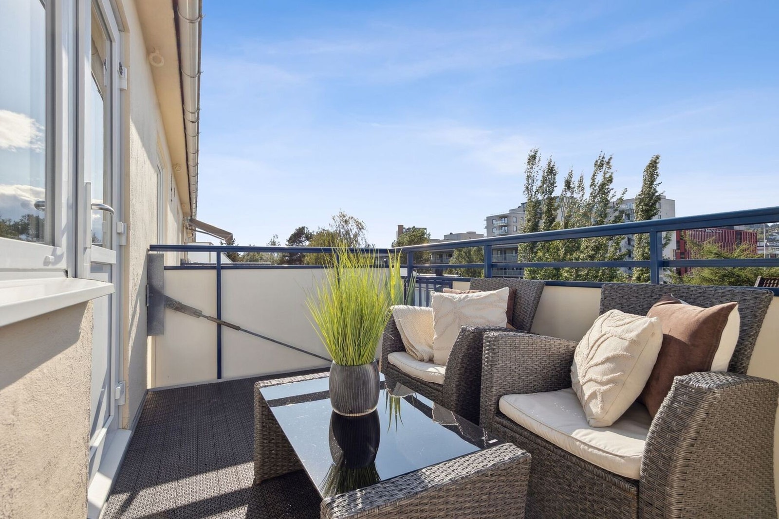 Her er det god plass til sittegruppe, slik at man kan skape en hyggelig uteplass for både avslapning og sosiale sammenkomster. Galleribilde