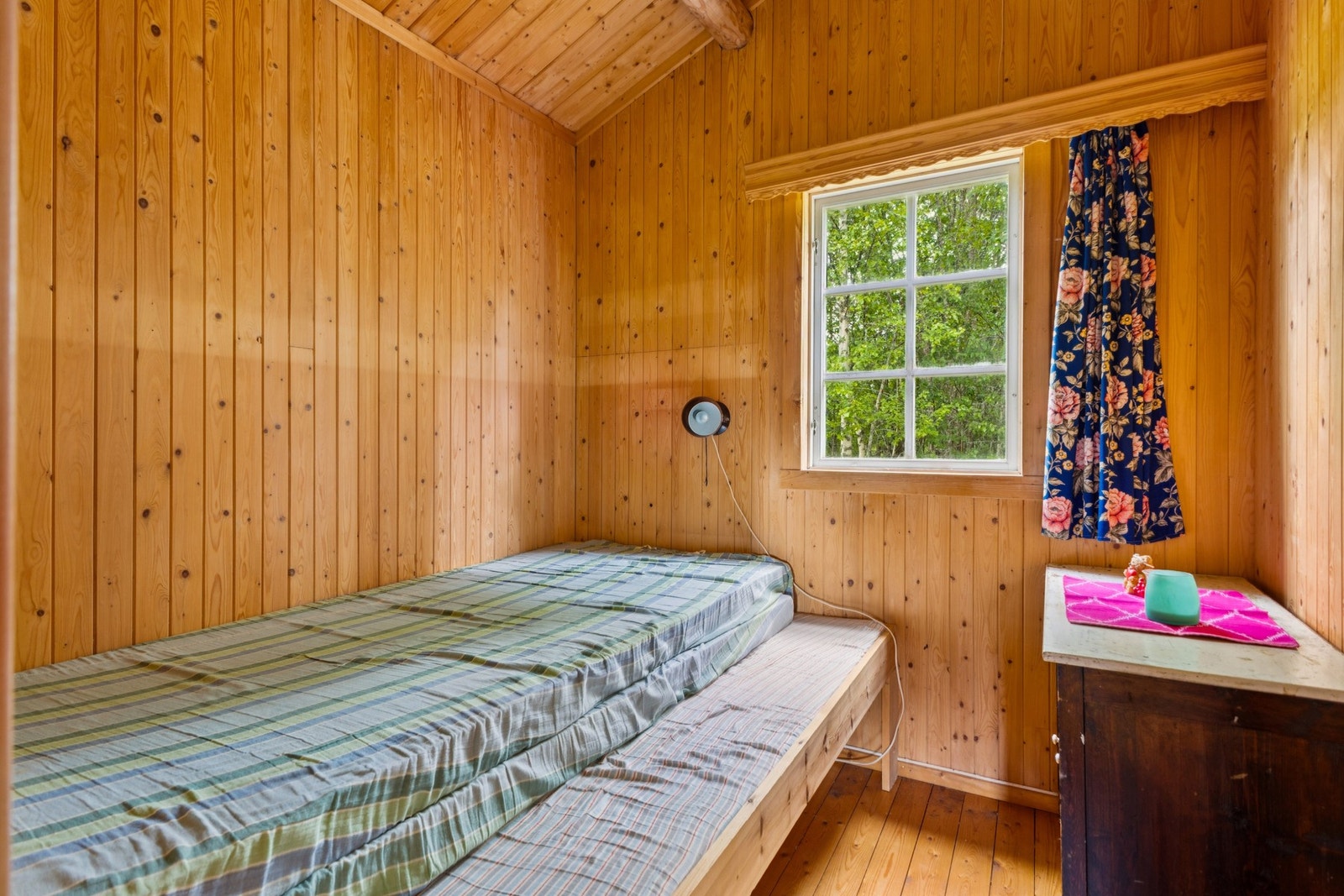 Bygget benyttes med 2 soverom. Disse oppgis ikke i antall soverom pga. manglende byggegodkjenning/tegninger. Galleribilde