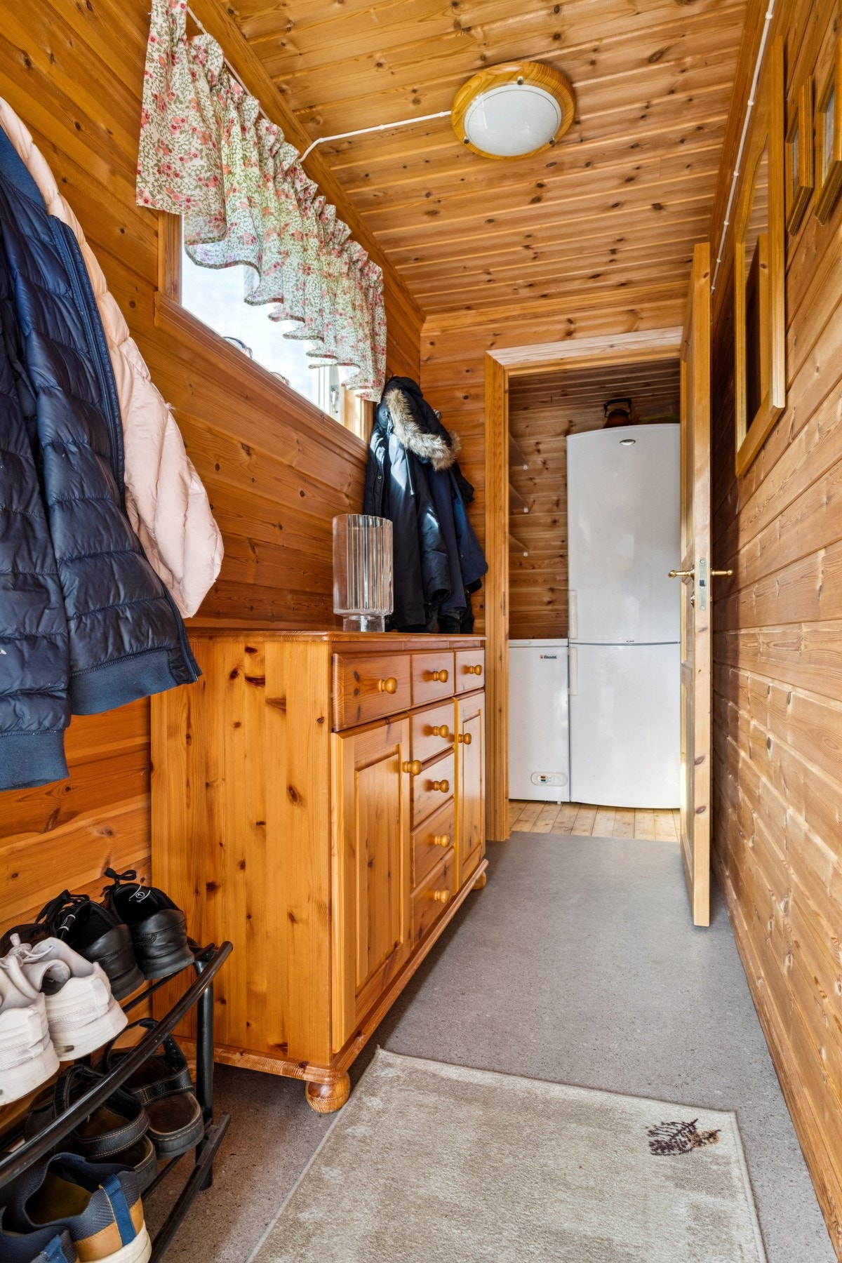 Praktisk entré med plass til oppbevaring av yttertøy. Bod i bakkant. Galleribilde