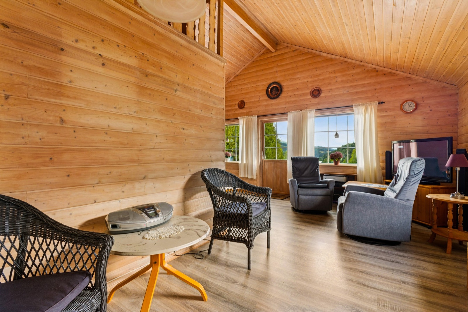 Hovedbygningen brukes i dag med 2 soverom, hvorav 1 ikke er godkjent. I tillegg har du soveplass på hems. Galleribilde