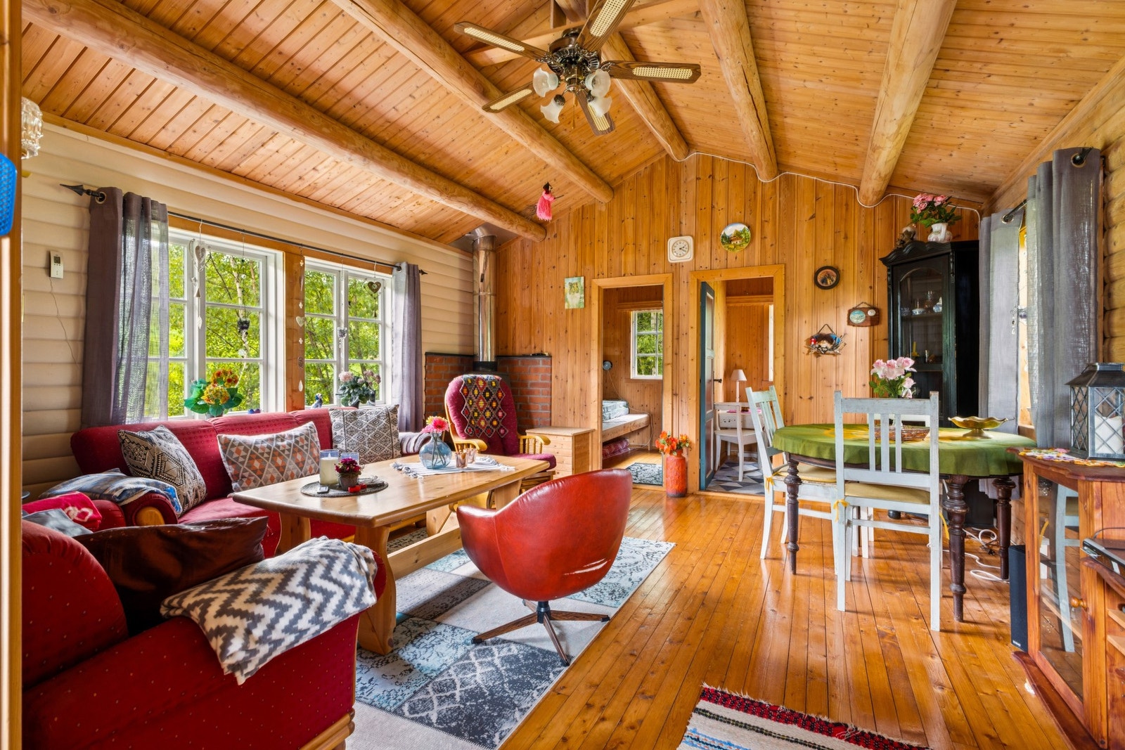 Åpen og lun stue. Denne bygningen har oppvarming via vedfyring og strøm (minusmåler, trukket fra boligen). Galleribilde