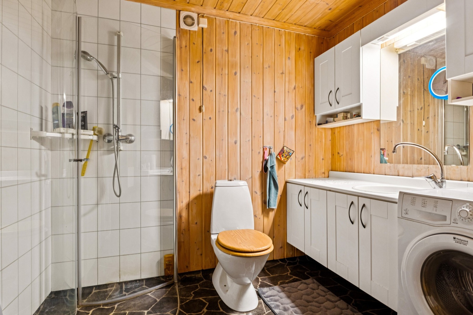 Badet er fra 2008. Her har du både toalett, dusj og rikelig med skapplass. Galleribilde