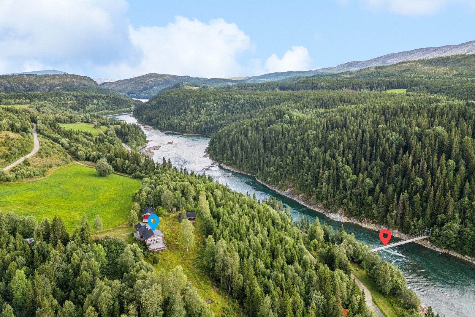 Blå markering viser eiendommen, mens rød markering viser et fint turmål, med gangbru over Vefsna. Galleribilde