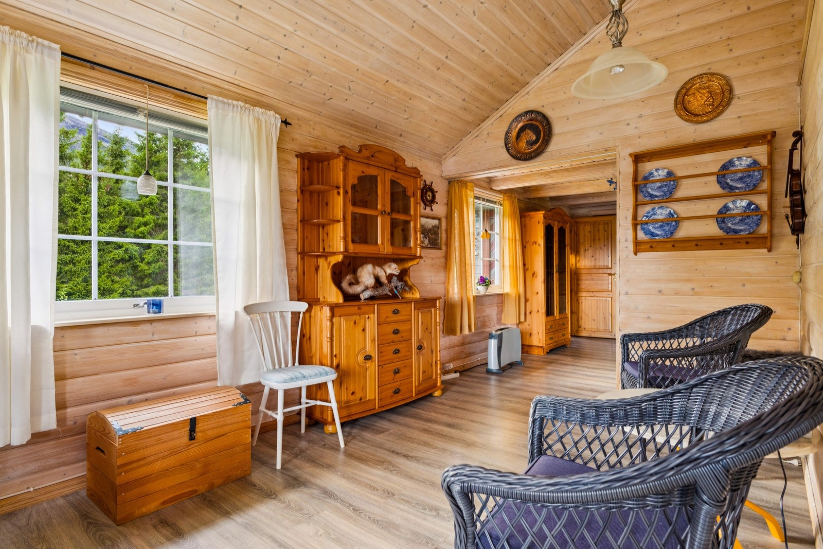 Oppvarming skjer via vedfyring og elektrisk oppvarming. Galleribilde