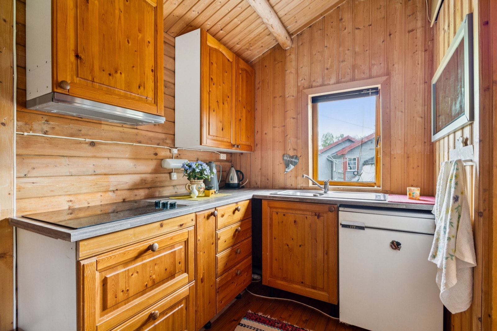 Her får du videre en fin kjøkkenkrok. Det er innlagt vann og avløp fra hovedboligen. Det foreligger ikke utslippstillatelse for dette bygget. Galleribilde