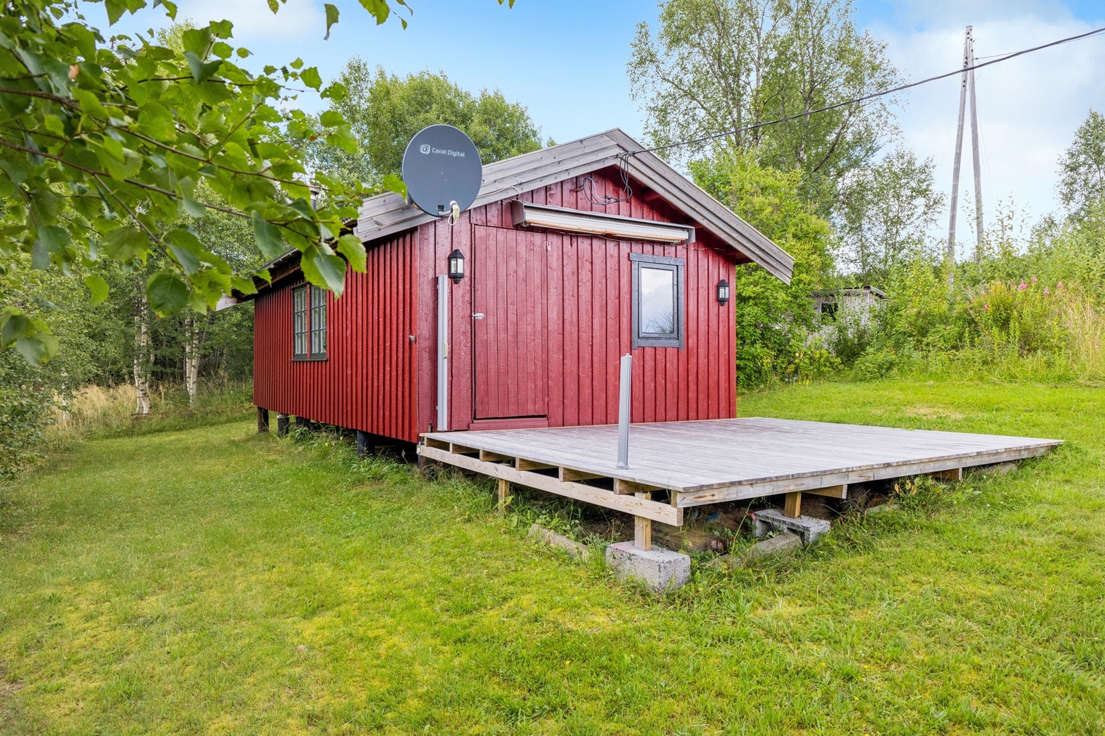 Eiendommen byr videre på 2 andre bygninger. Avbildet bygning ble oppført i 1971, og flyttet til dagens plassering i 1991. Det foreligger ingen godkjente tegninger av bygget. Galleribilde