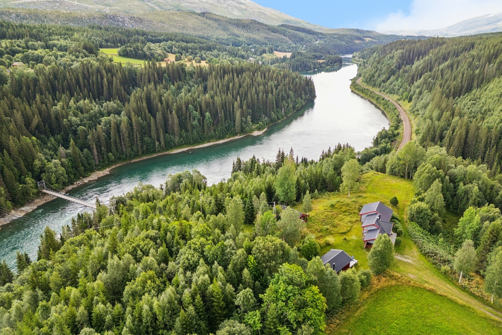 Avstand til Mosjøen sentrum via Vestersidvegen er ca. 24 km. Ca. samme avstand til Trofors. Galleribilde