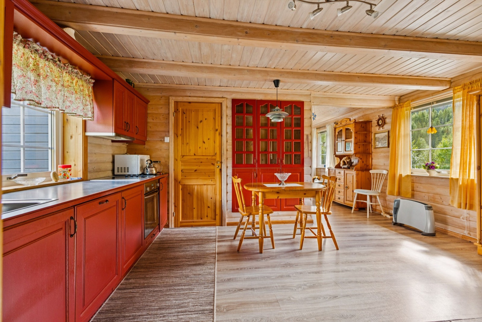 Kjøkkenet har en eldre men fin innredning med fronter av furu, benkeplate av laminat. Nedfelt stålvask i kjøkkenbenk med ett greps blandebatteri og ett kjøleskap. Galleribilde