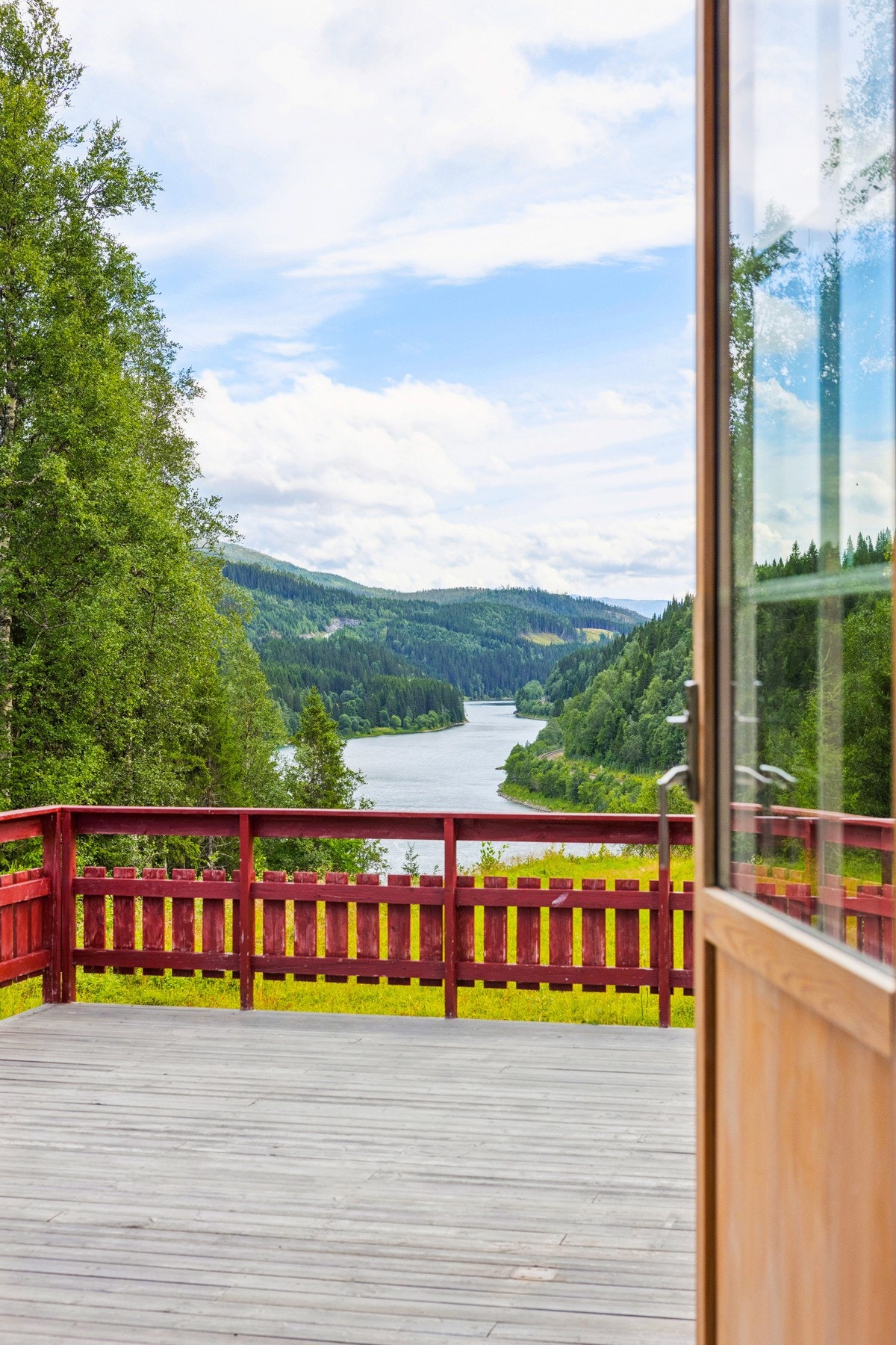 Utgang fra stuen til en stor, sørvendt terrasse. Terrassen utgjør ca. 40 m². Galleribilde