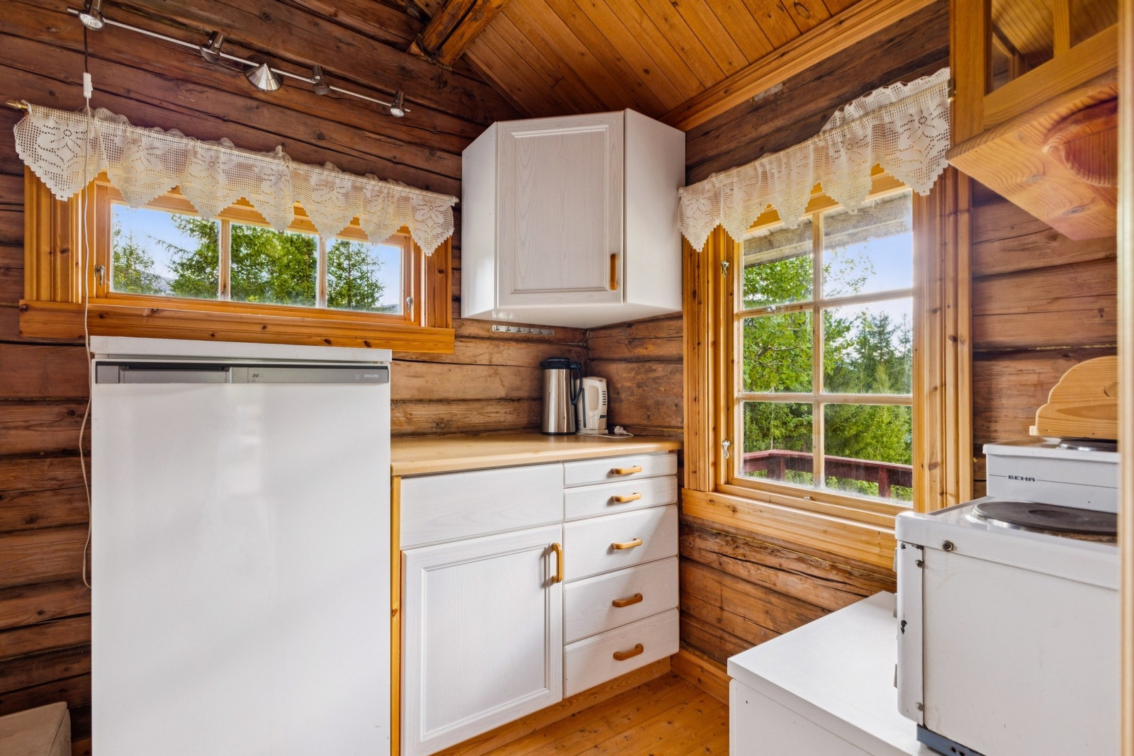 Kjøkkenet er i kombinasjon med soveplass. Galleribilde