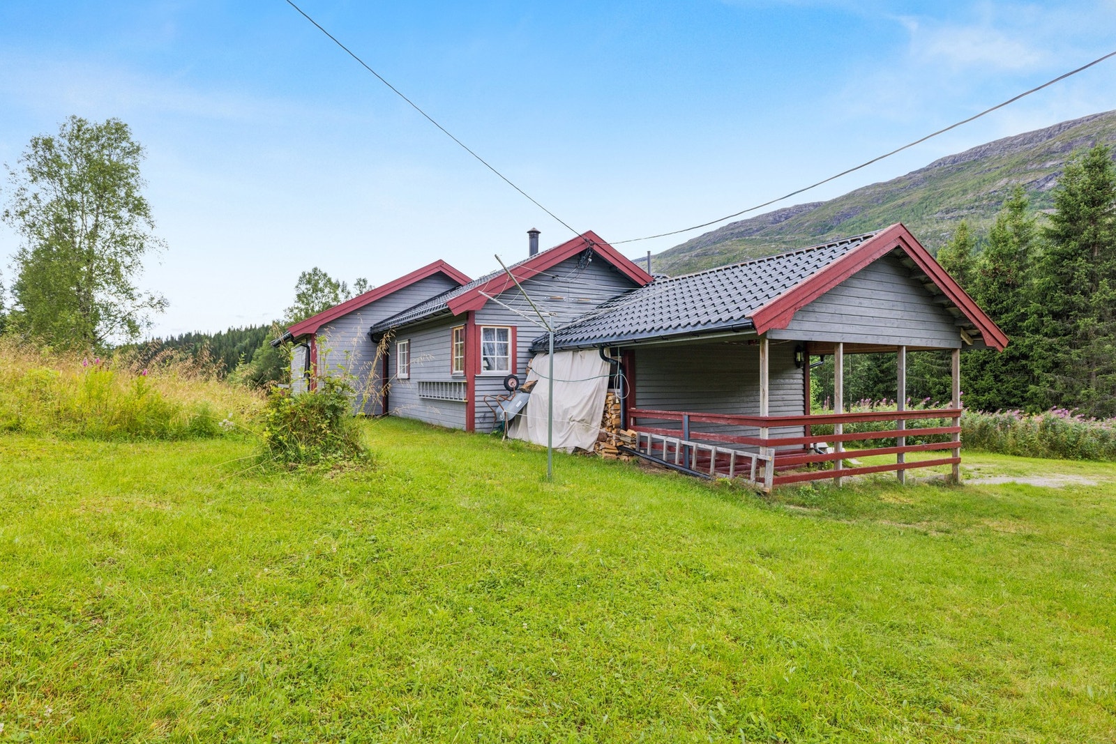 Parkering i carport og biloppstillingsplasser på eiendommen. Galleribilde