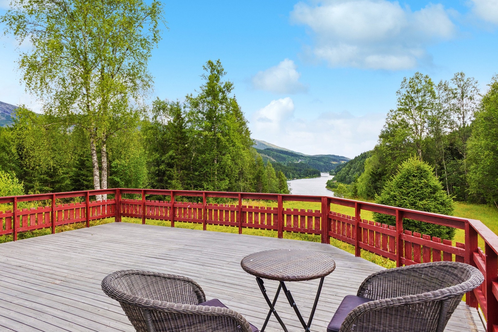 Beliggenheten er skjermet, og byr på utsikt over Vefsna. Galleribilde