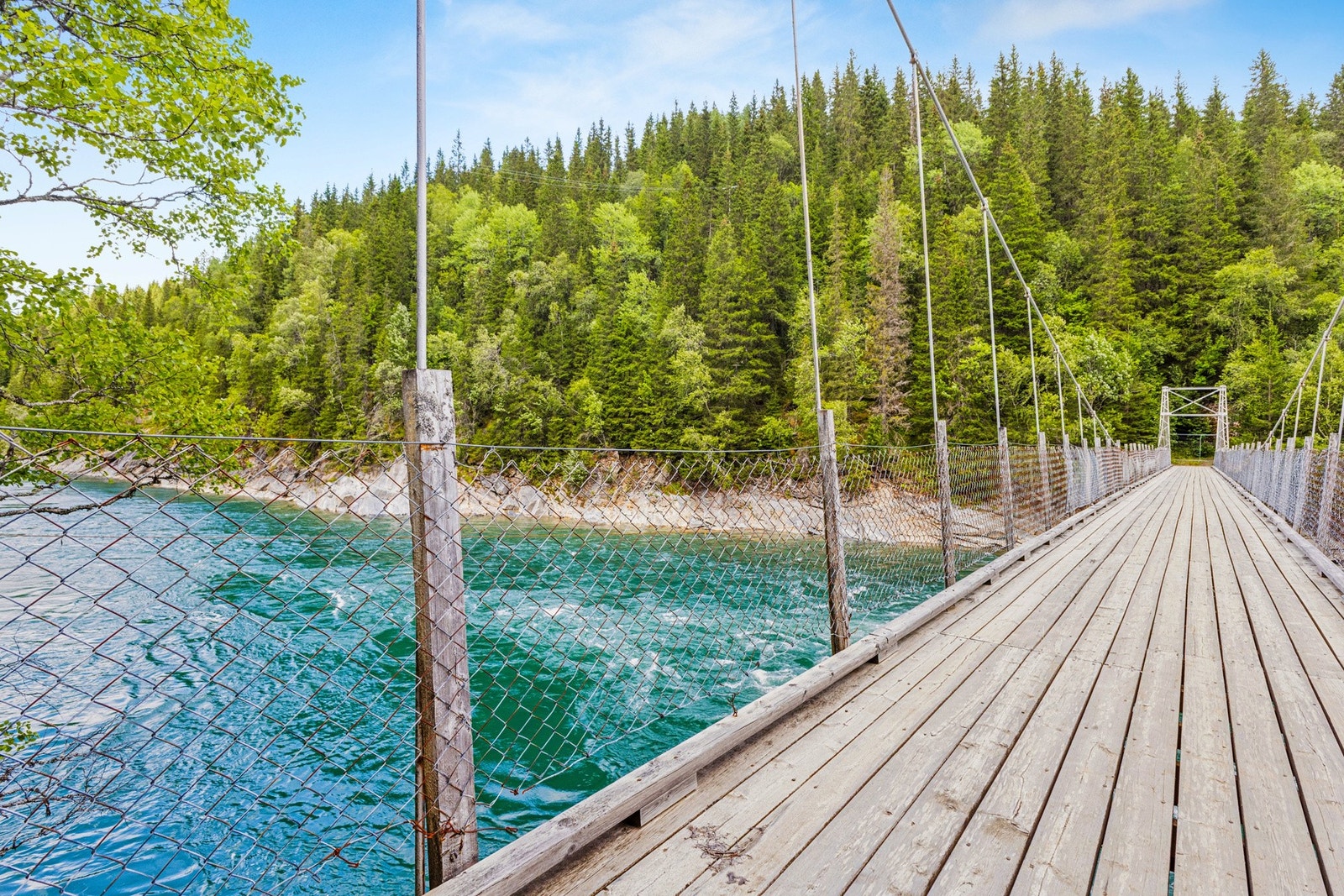 Brua som går over Vefsna nede ved Fallnes var i gamle dager bilbru. Denne er nå stengt og benyttes til gangtrafikk. Galleribilde