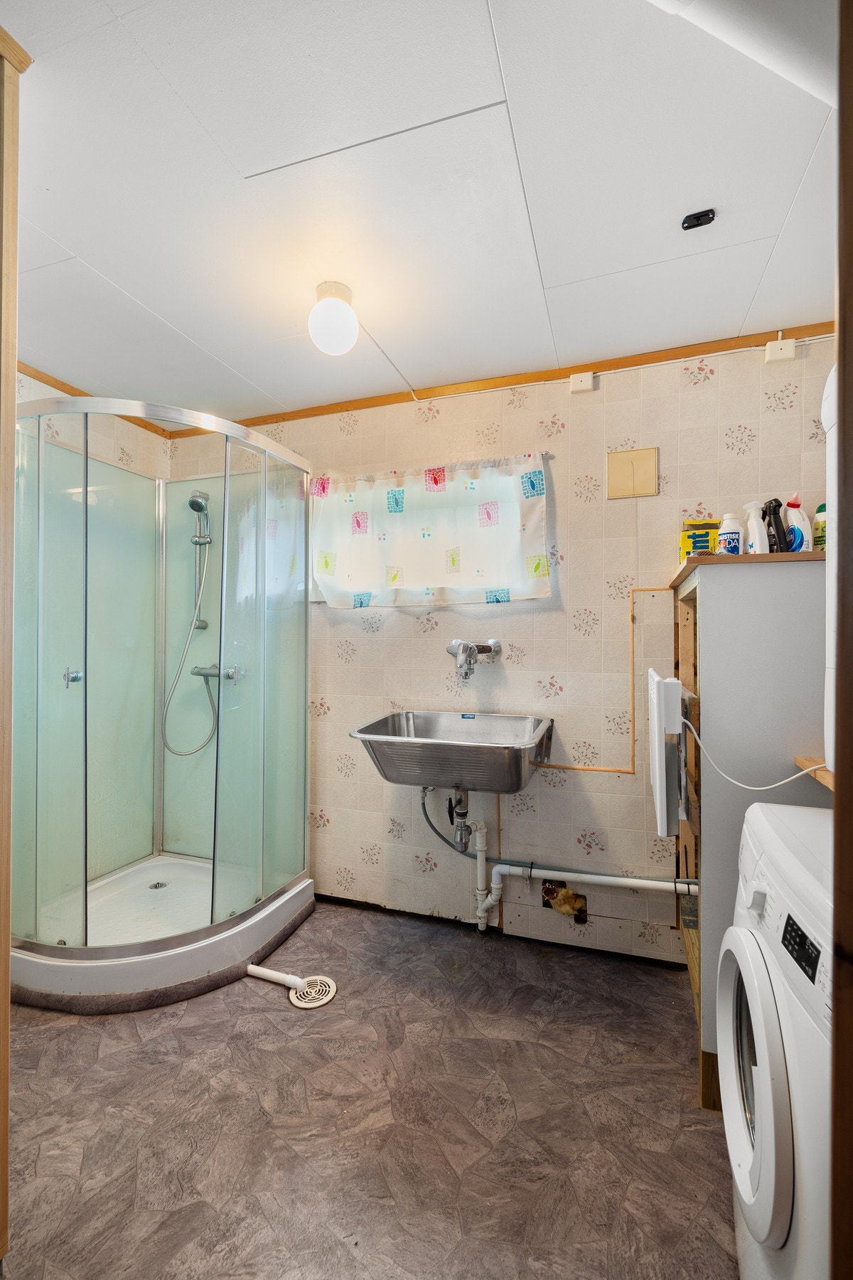 Vaskerommet inneholder skyllekar, dusjkabinett og opplegg for vaskemaskin og tørketrommel Galleribilde