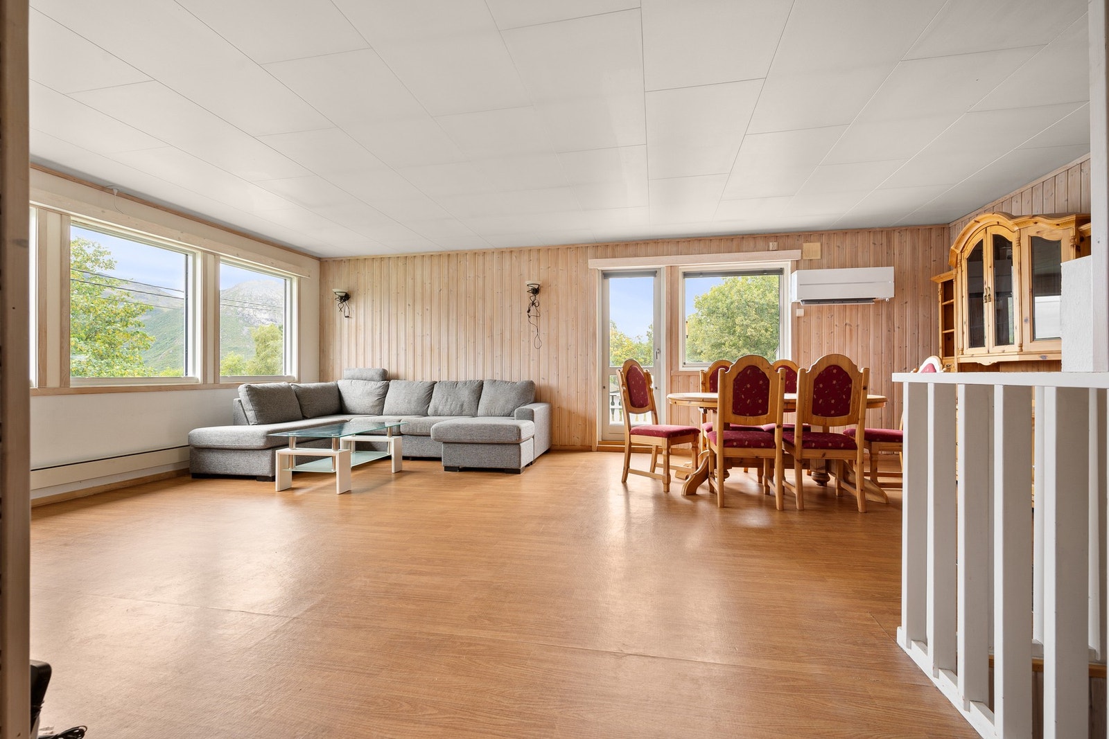 Velkommen inn! I hovedetasjen møtes vi av en stor og luftig stue Galleribilde