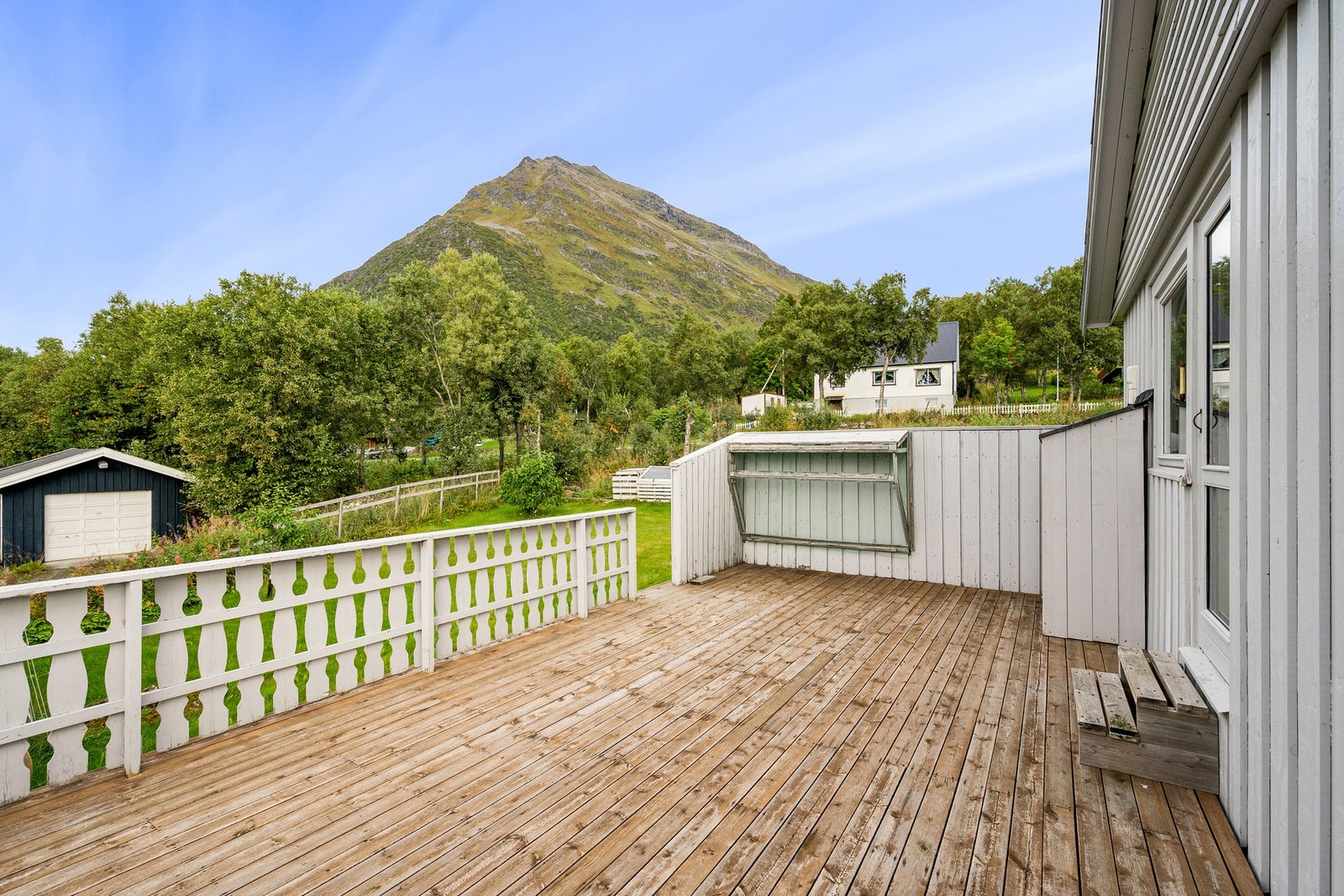 Usjenert og solrik terrasse Galleribilde