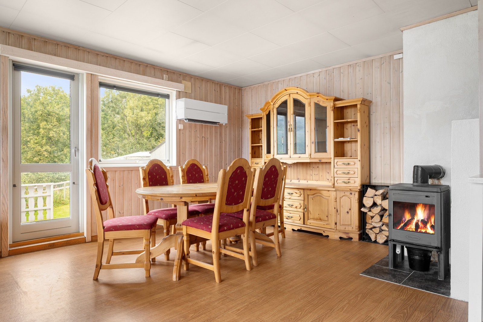 Oppvarming med både varmepumpe (2023) og vedovn sørger for god komfort sommer som vinter Galleribilde