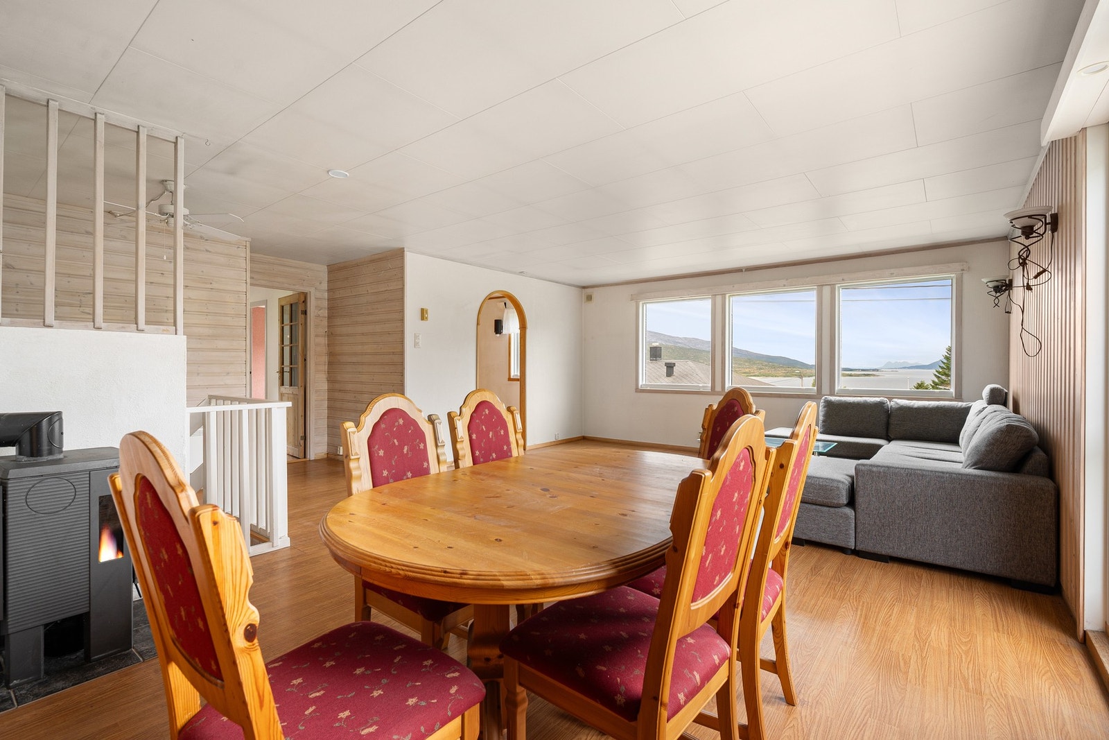 Med store stuevinduer kan du nyte flott utsyn mot naturen både fra spisestua og sofakroken Galleribilde
