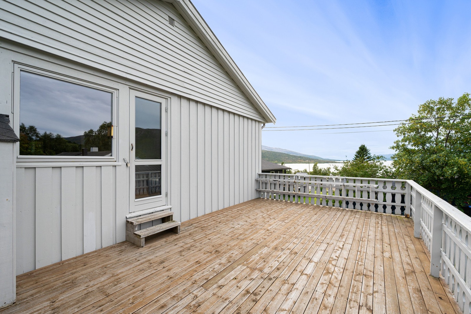 Fra stua kommer vi ut til et flott terrasseområde hvor det er rikelig plass til sittegruppe, grill og annet Galleribilde