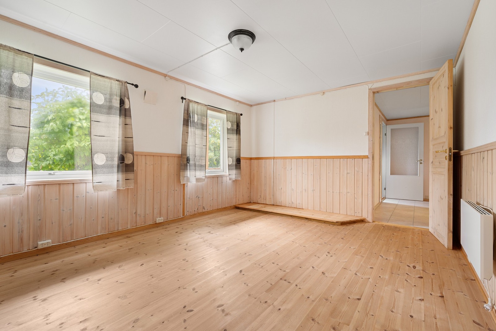 I tillegg til tre soverom i hovedetasje er det ytterligere to store rom i kjeller som er brukt til soverom (ikke søkt/godkjent) Galleribilde