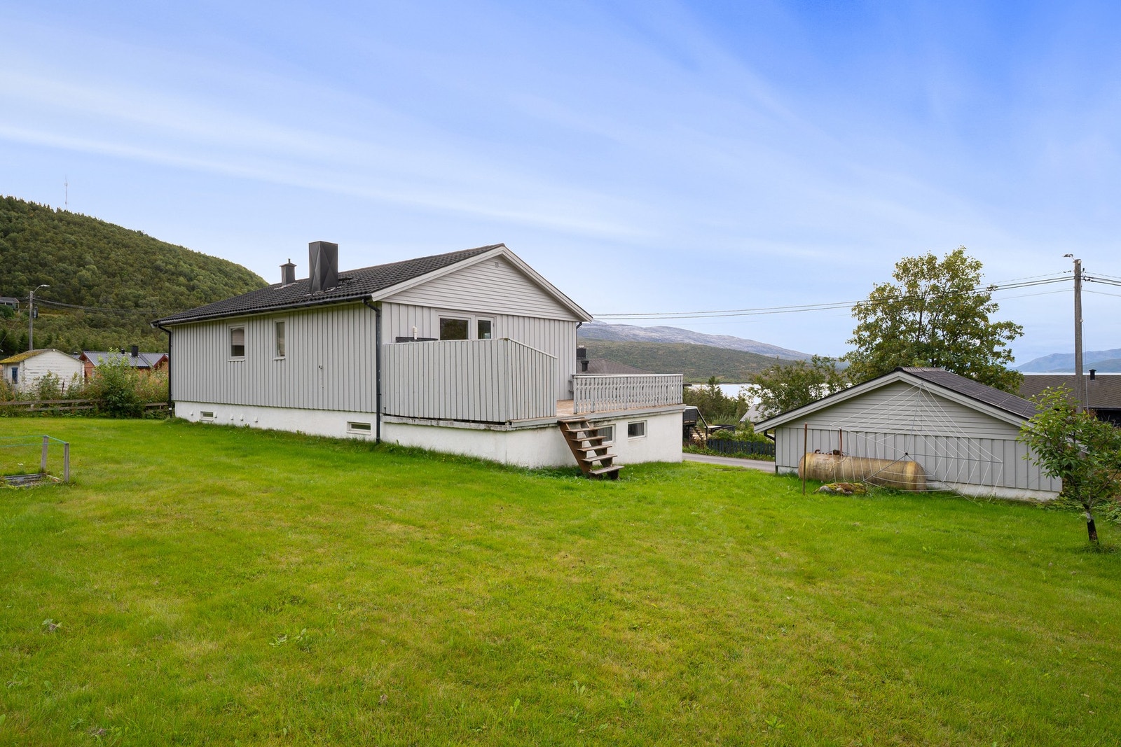 Den store hagen gir god plass til lek og moro for barna Galleribilde