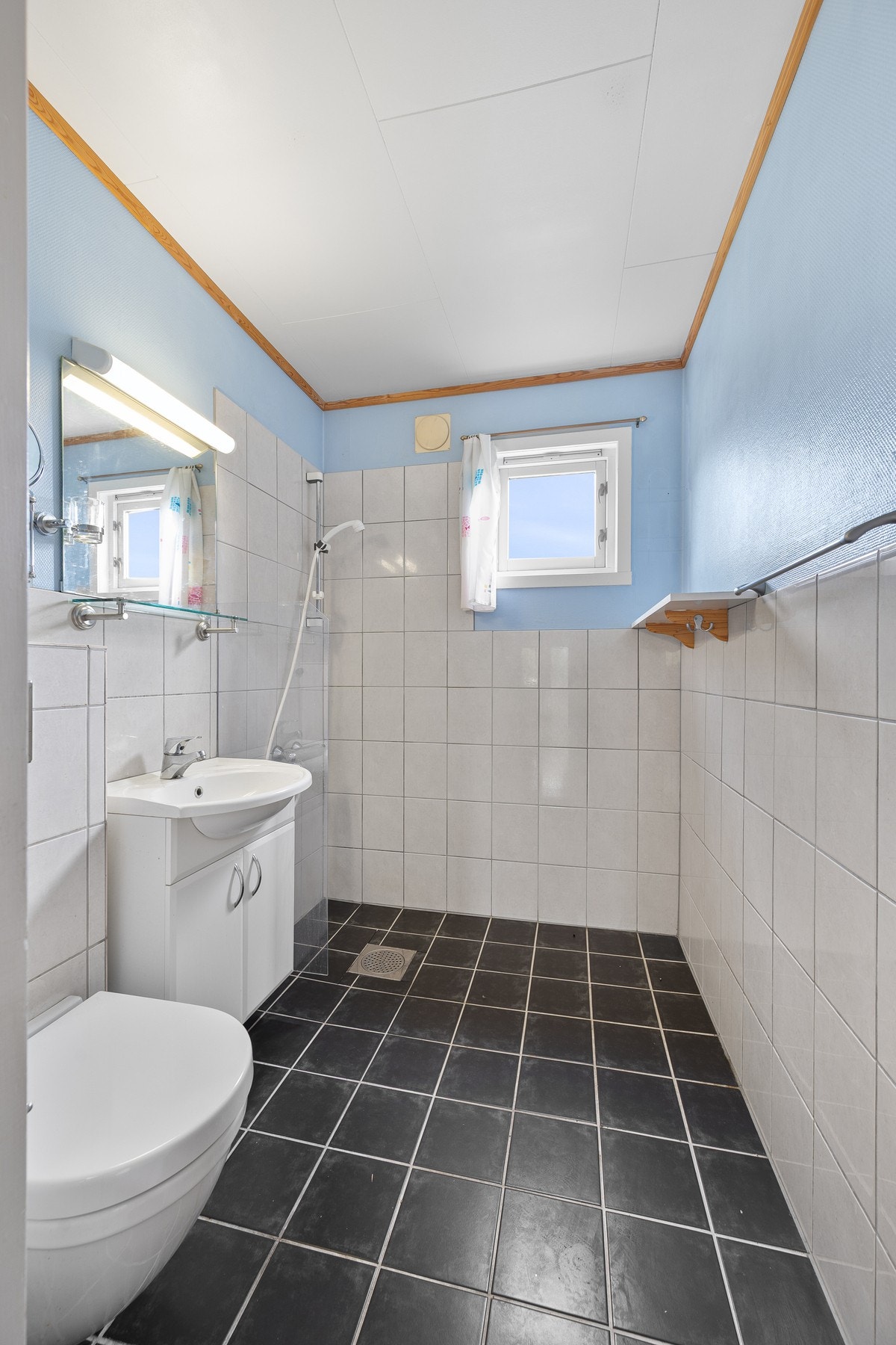 Badet er overflateoppusset i senere tid og inneholder servantinnredning, toalett og dusjnisje Galleribilde