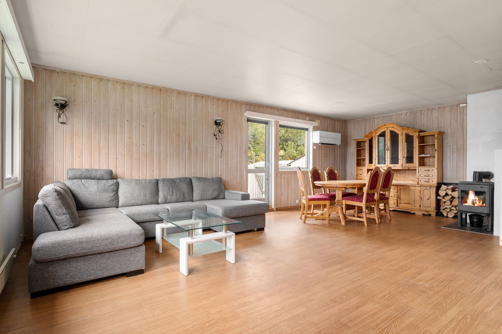 Stua byr på flere innredningsmuligheter - perfekt for hverdag og sosiale lag Galleribilde