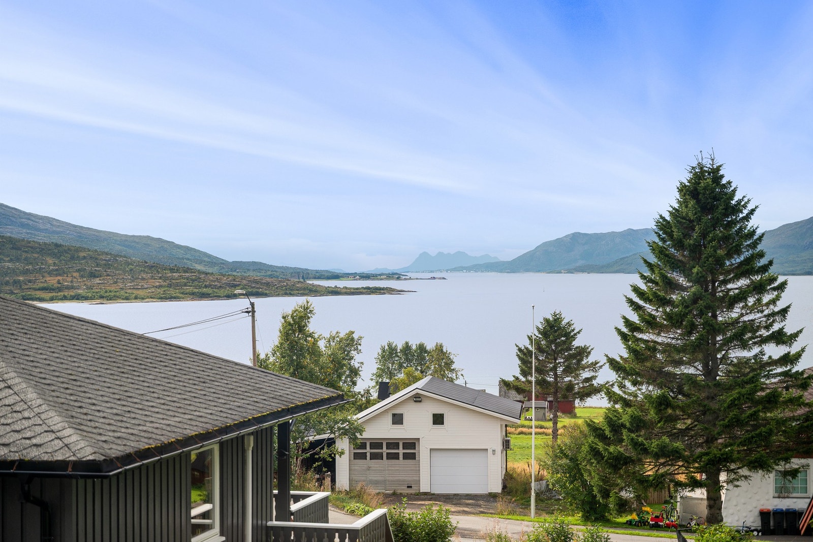 På sommerstid er det fint med kort vei ned til havet Galleribilde