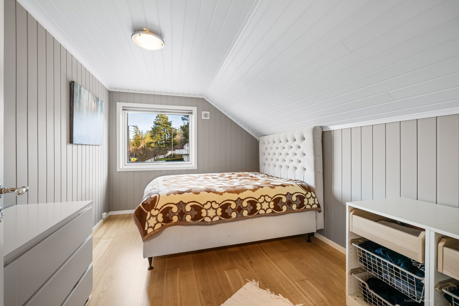 Delikat og pent innredet soverom nr. 2 i 2. etasje. Galleribilde