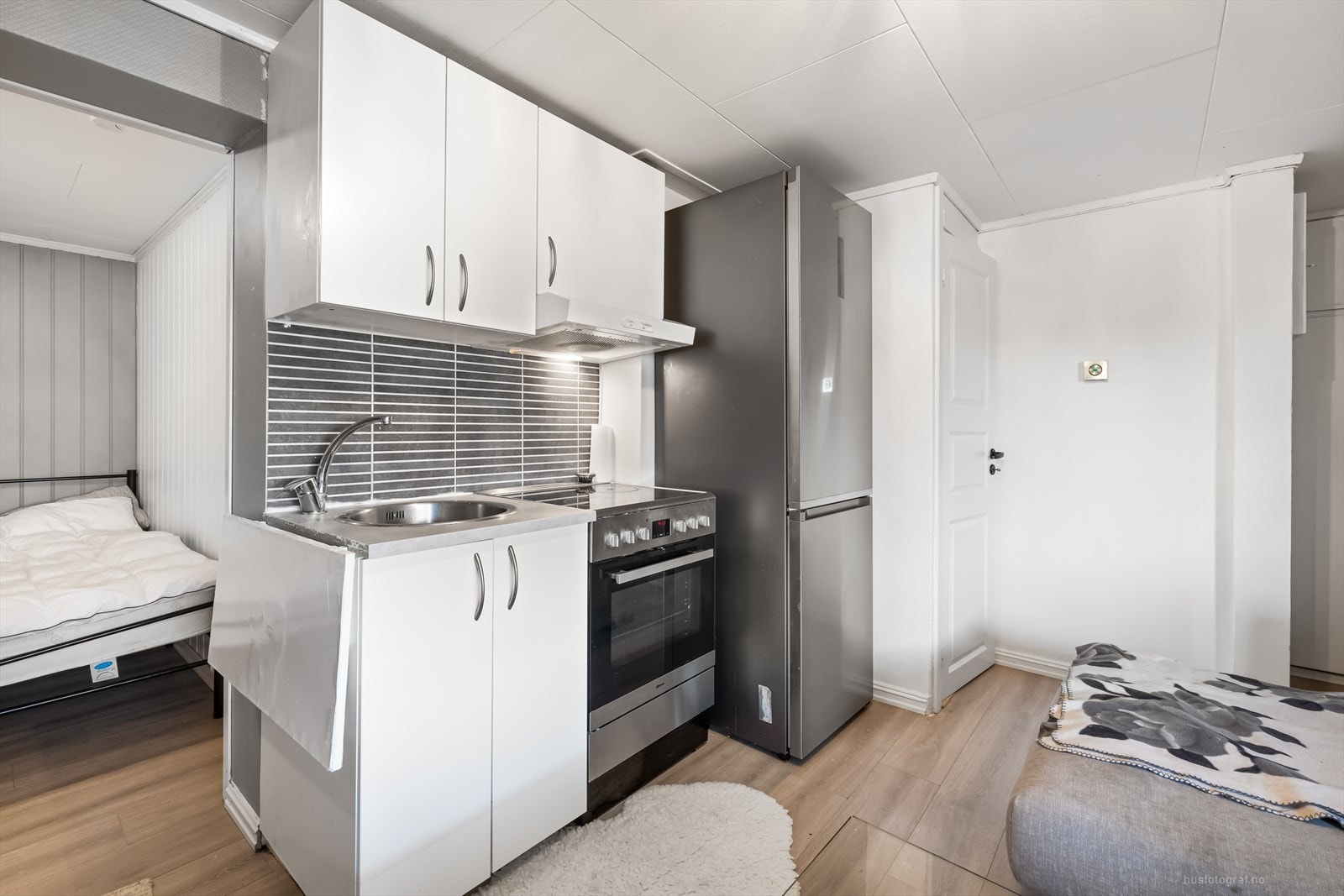 Hybelen har et hybelkjøkken hvor det er avsatt plass for frittstående hvitevarer. Galleribilde