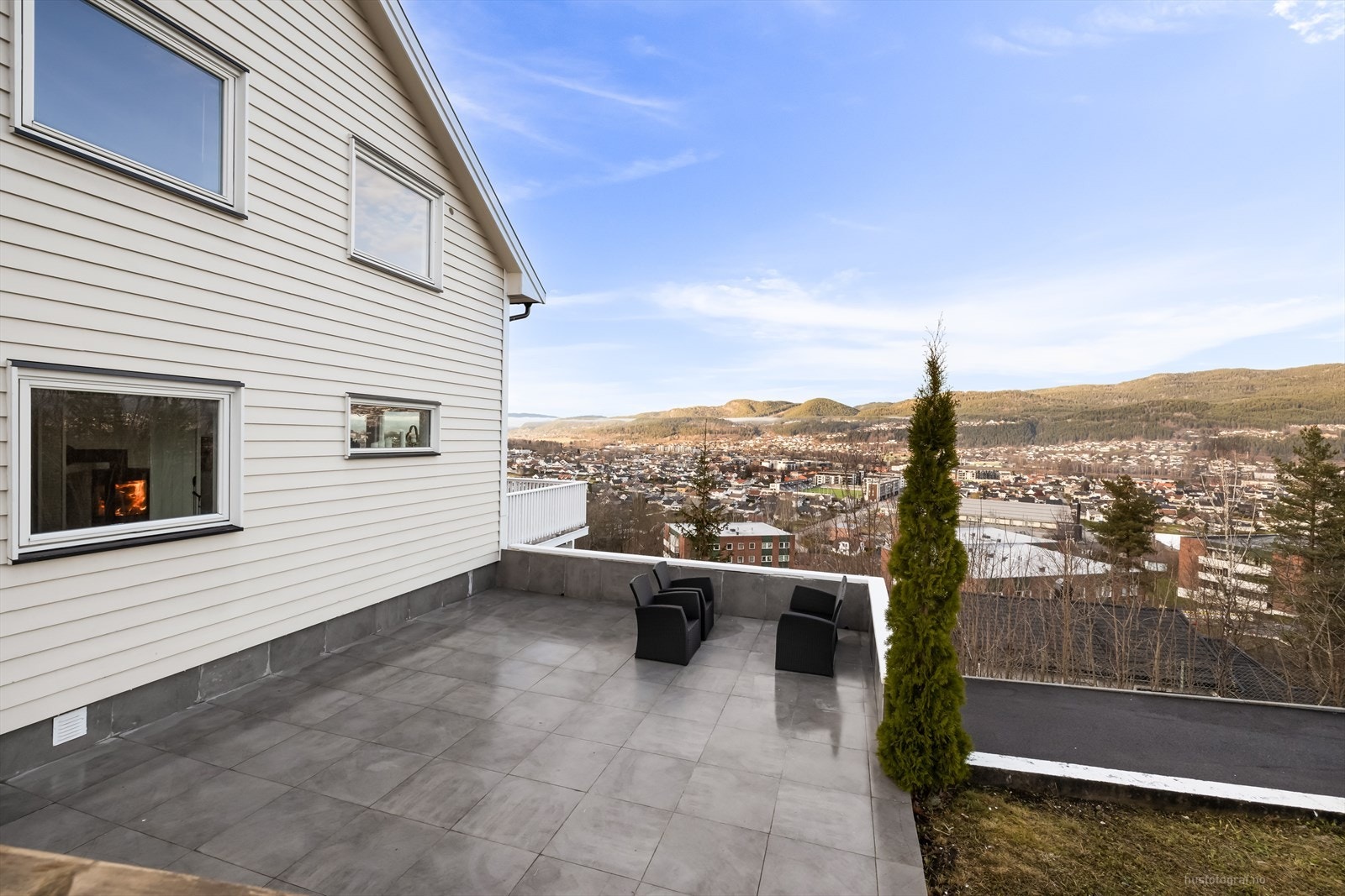 Boligen ligger høyt og fritt i attraktive og familievennlige Åsen i Mjøndalen. Galleribilde