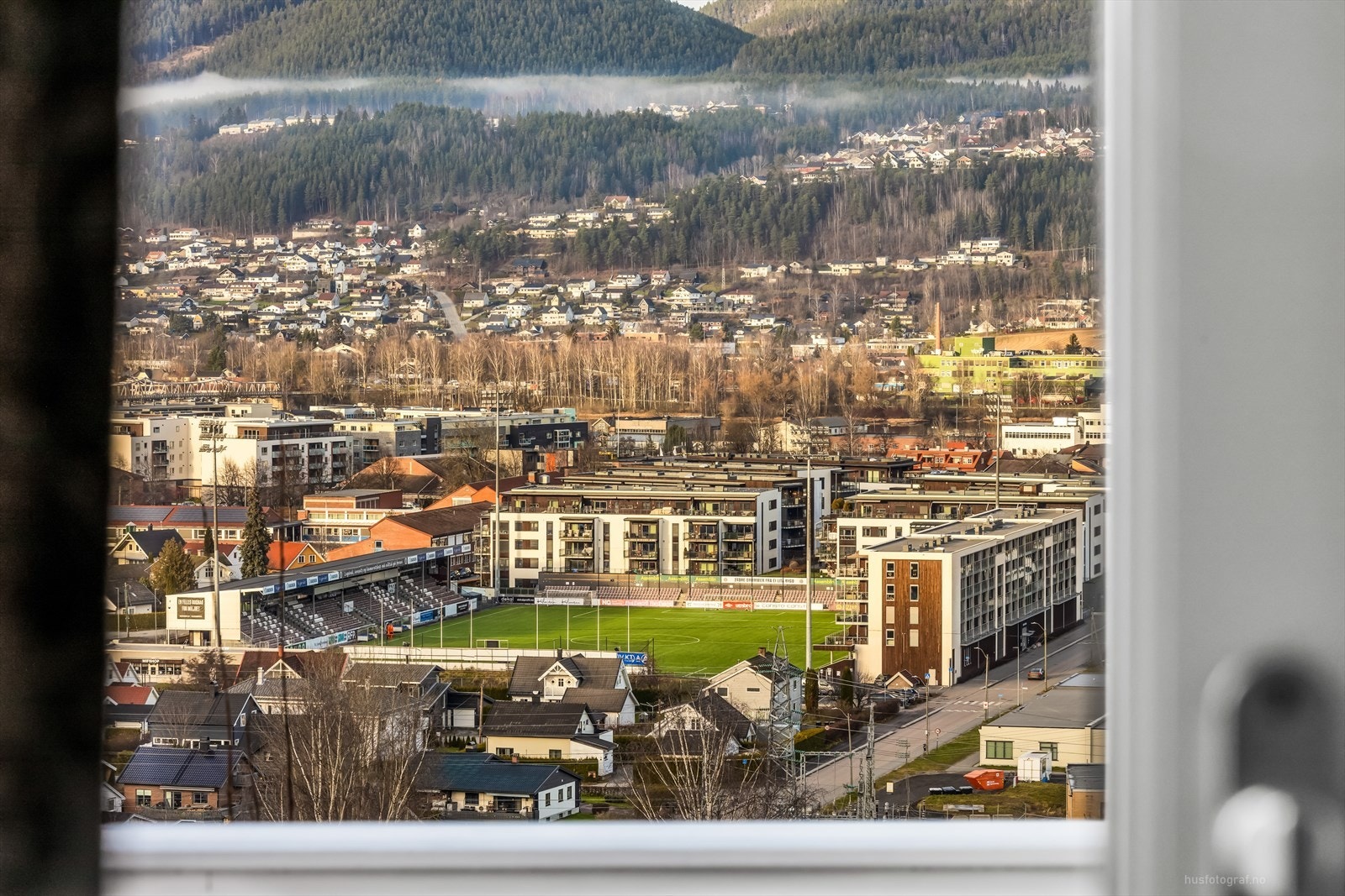 Fra stuen kan man nyte flott utsikt over Mjøndalen sentrum. Galleribilde