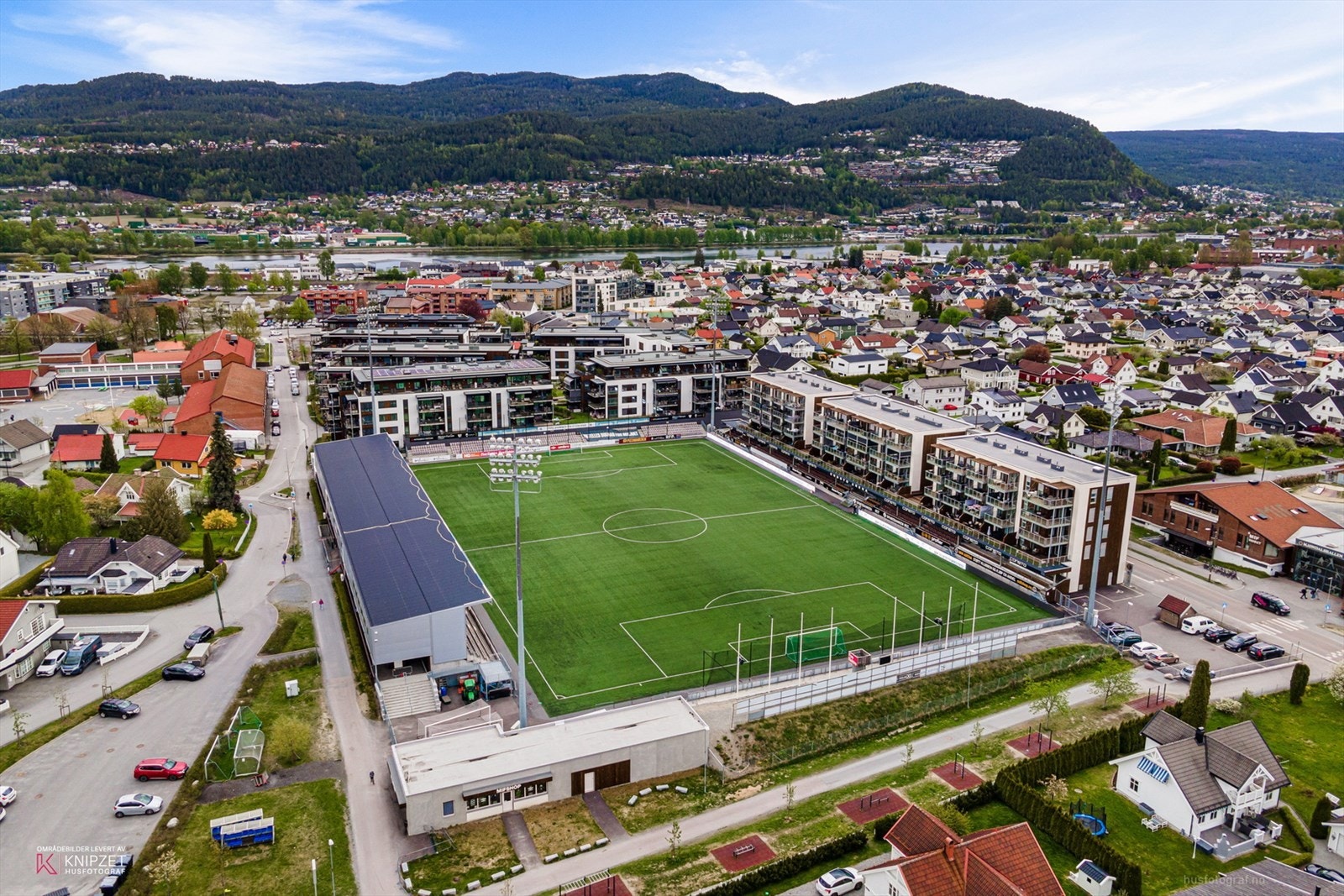 For den fotballinteresserte er det kort vei til stadion. Galleribilde