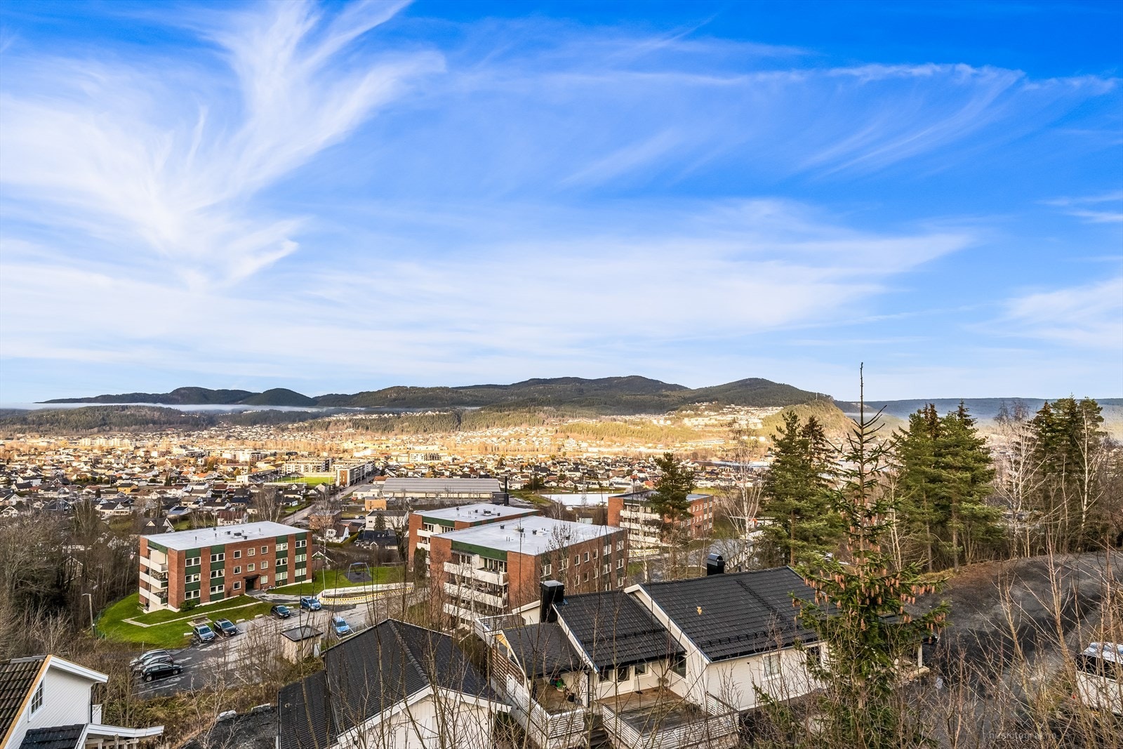 På verandaen kan man nyte flott utsikt og sitte skjermet og usjenert. Galleribilde