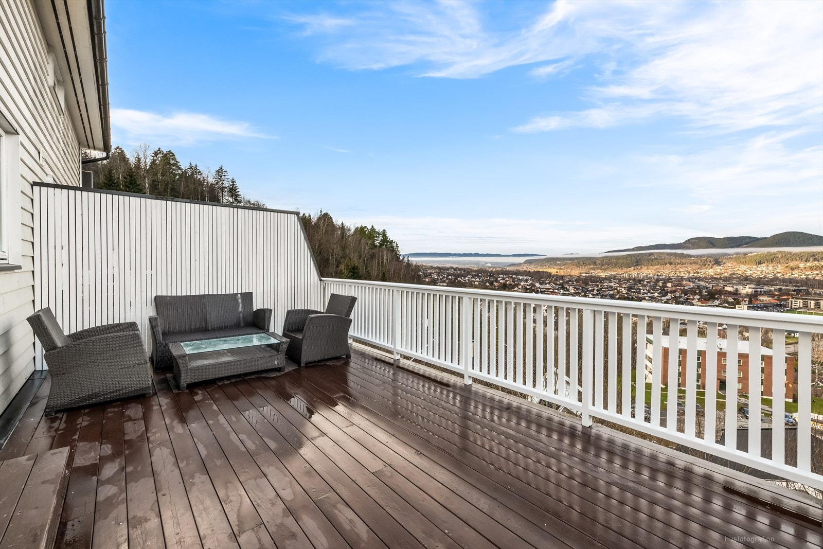 Fra stuen er det utgang til to flotte uteplasser. Galleribilde