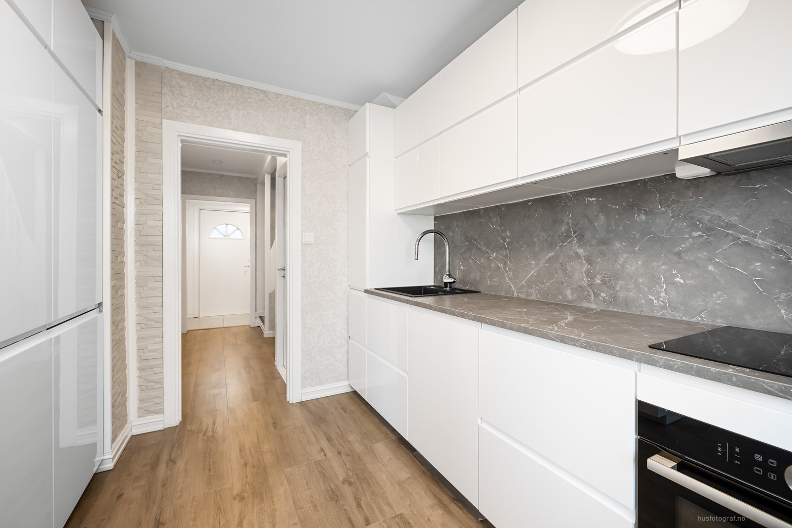 Innredningen byr på rikelig med både skap-, skuff- og benkeplass. Galleribilde