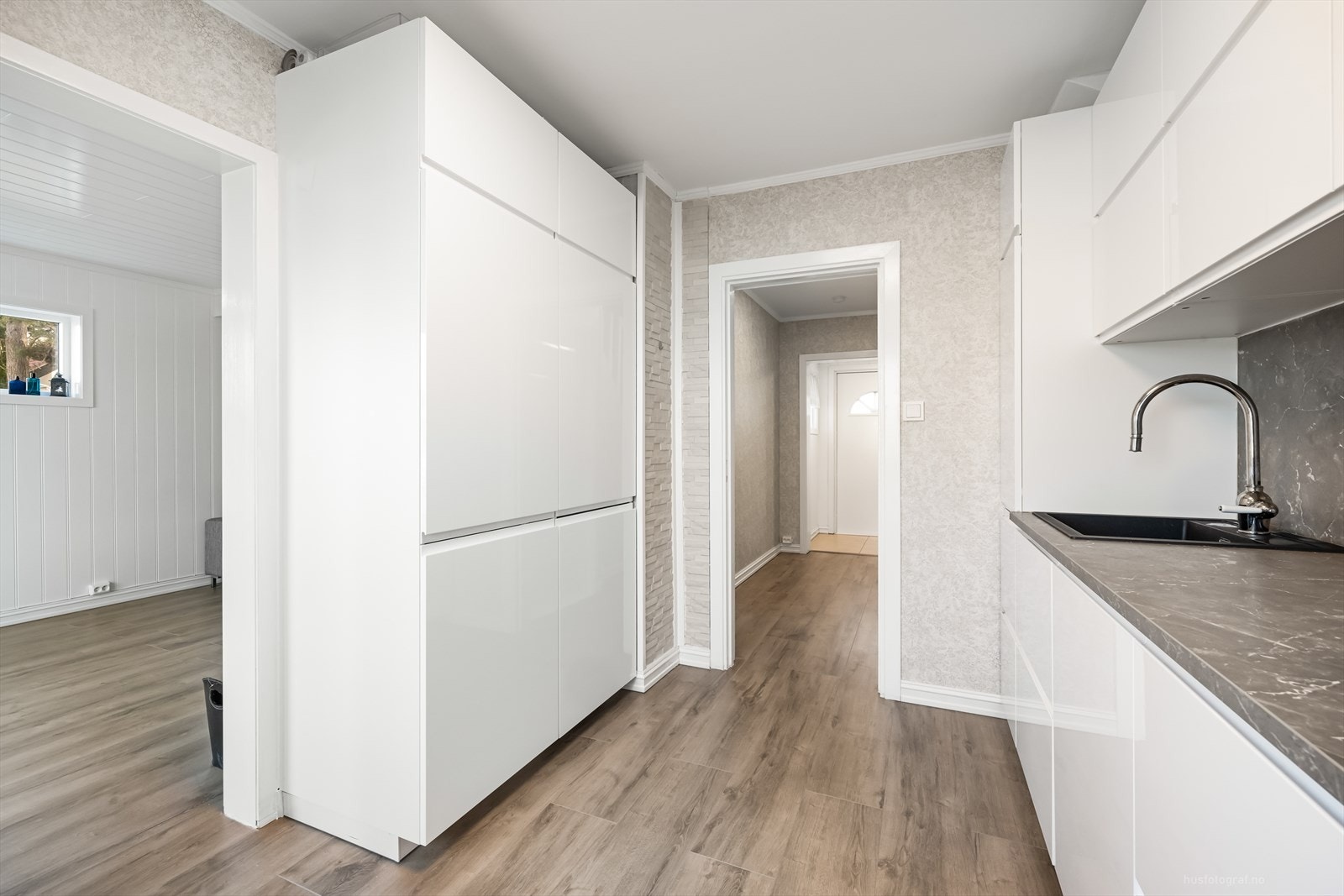 Det er moderne åpen løsning mellom spisestue/stue og kjøkkenet. Galleribilde