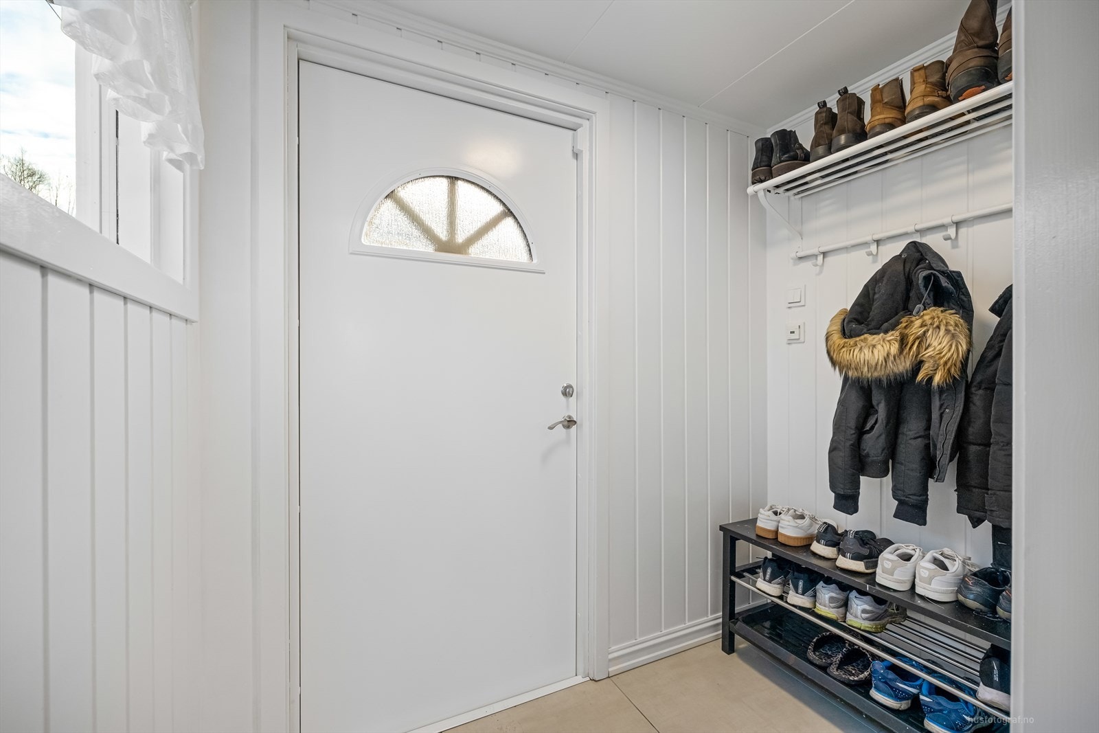 Velkommen inn! Lys entré med oppheng for yttertøy og sko. Galleribilde
