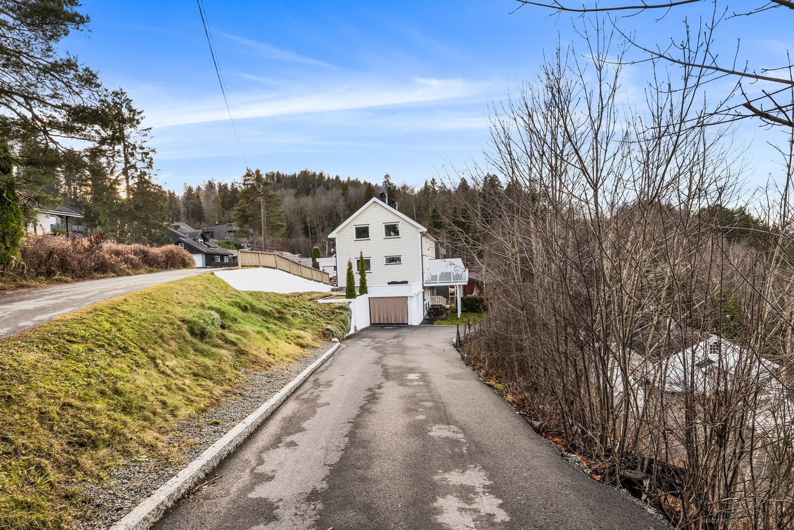 Åsen er et familievennlig område med kort vei til barnehager, skoler, marka og turmuligheter samt sentrum og offentlig kommunikasjon. Galleribilde